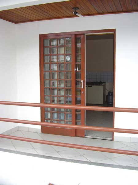 sala simples com uma porta diferenciada
