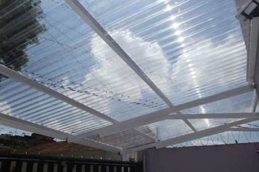 telhado de plastico com telhas