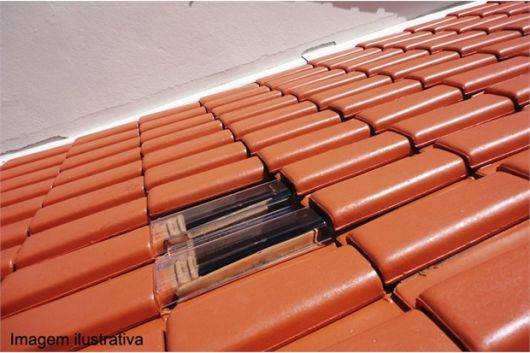 telhas de vidro francesas colocadas em telhado