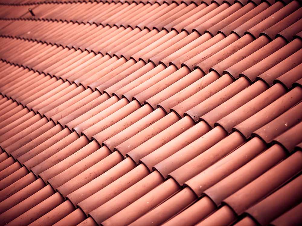 telhas francesas feitas em barro encaixadas em telhado