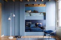 Azul marinho e azul fraco compondo decoração de quarto feminino