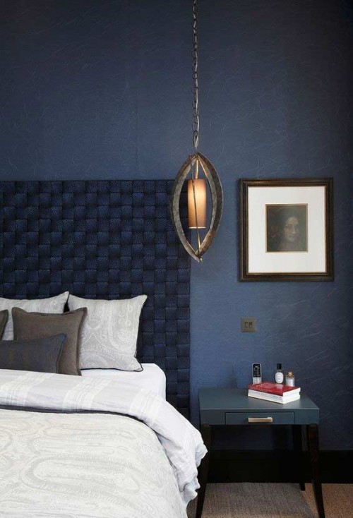 Azul marinho e detalhesm em cinza no quarto
