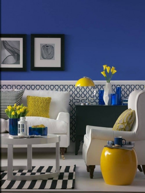 Quarto azul marinho com detalhes decorativos em amarelo
