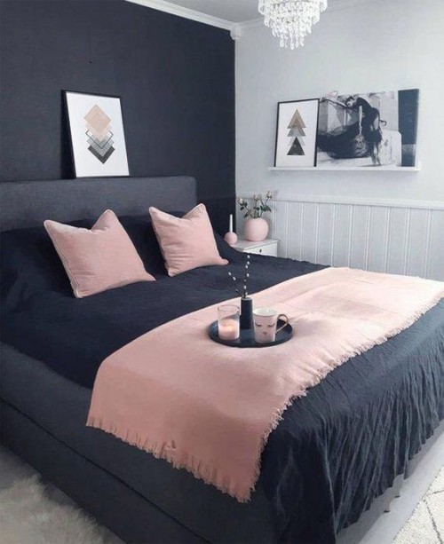 Roupa de cama rosa e pare em azul marinho no quarto