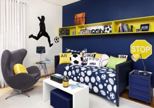Uma parede azul marinho com prateleiras e almofadas em amarelo