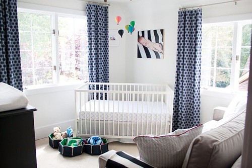 azul marinho cinza e branco compondo quarto de bebeb
