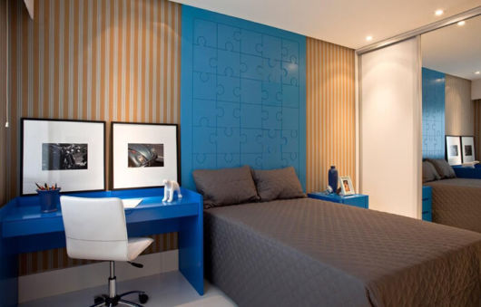 cerâmica azul no painel do quarto