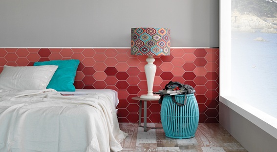 cerâmica com formato hexagonal na parede do quarto de casal