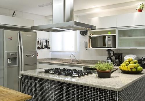 ilha de granito na cozinha americana com um cooktop