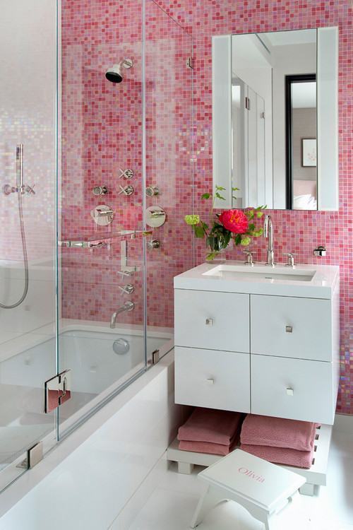 usando a cor rosa na cerâmica do banheiro feminino