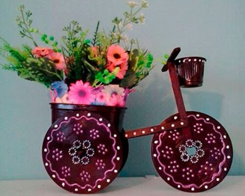 Bicicleta em miniatura de madeira com flores