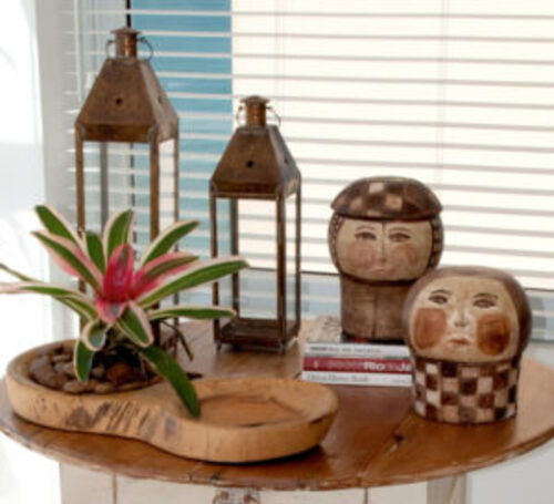 Ornamentos artesanais feitos em madeira para decoração