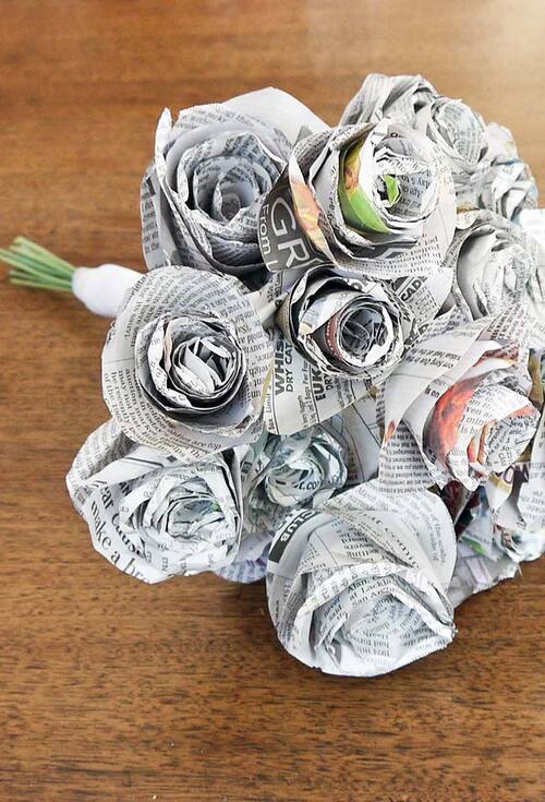 Rosas feitas com reciclaem de jornal