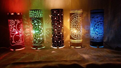luminárias artesanais com formatos diferentes