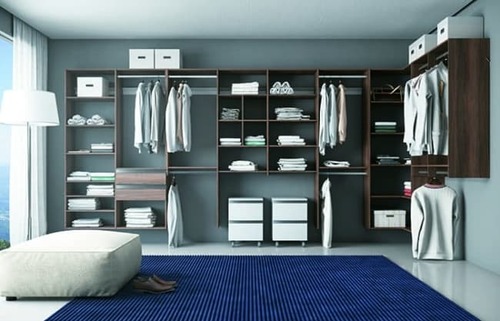 closet com gavetas em baixo e modulos em cima marrom e branco