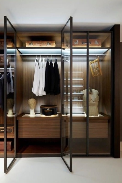 closet marrom colocado em um quarto de caal com modulos internos