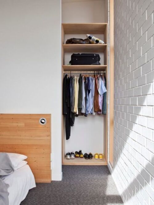 pequenos closet modulado para quarto de solteiro