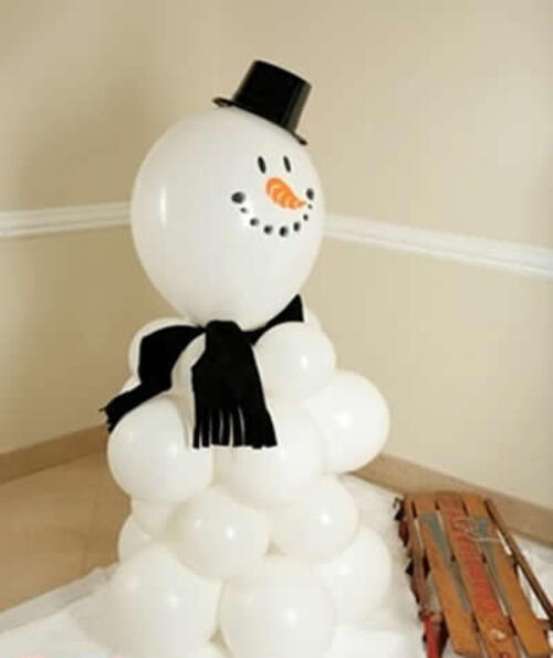 Boneco de neve feito com balões brancos para o natal