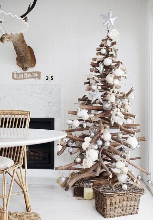 árvore de natal feita com galhos e decoração artesanal branca