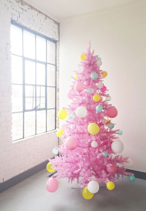 árvore de natal rosa com balões coloridos na decoração