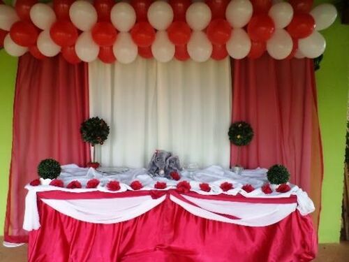 balões na parte superior de uma mesa para as comemorações de natal