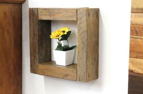 Artesanato de madeira na cozinha em formato de porta vasoos de flores