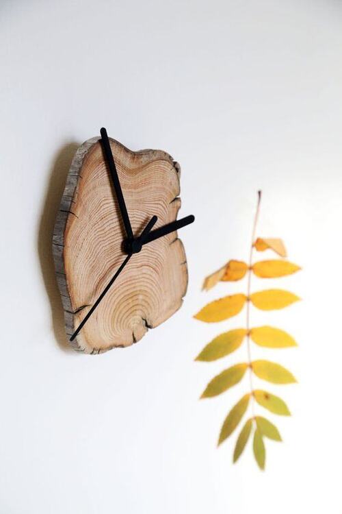 Relógio artesanal com madeira reciclada para colocar na parede da sal