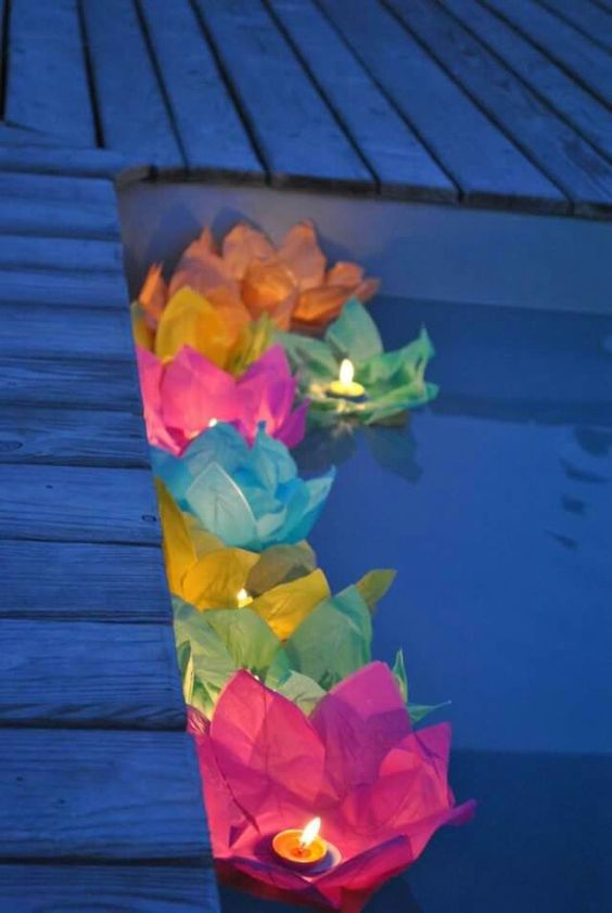 flores-iluminadas-na-piscina