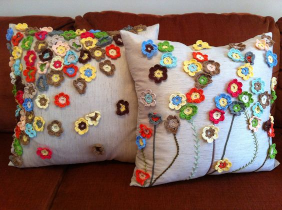 Almofadas de crochê com flores pequenas