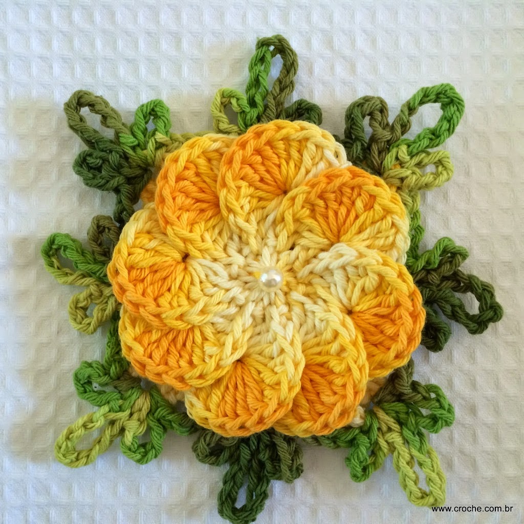 Flores de crochê amarela com pérola