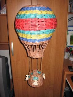 balões e jornal combinados no artesanato