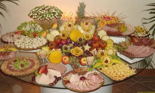 mesa de frutas e frios