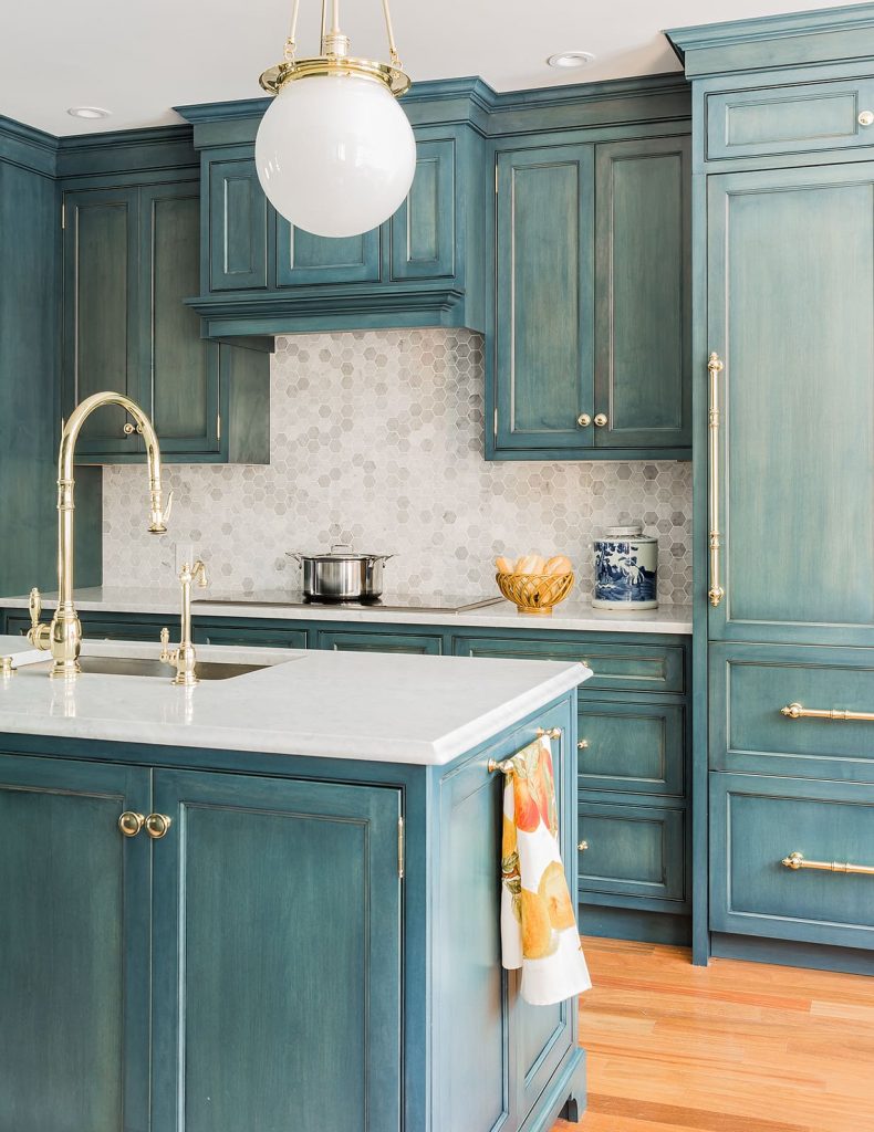 Azul em móveis de madeira na cozinha