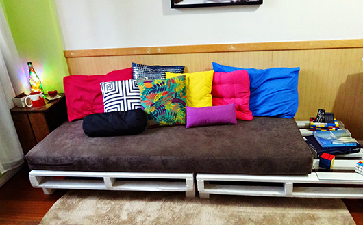 sofá de pallet colorido