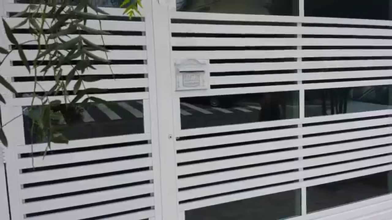 Portão de alumínio branco com vidro