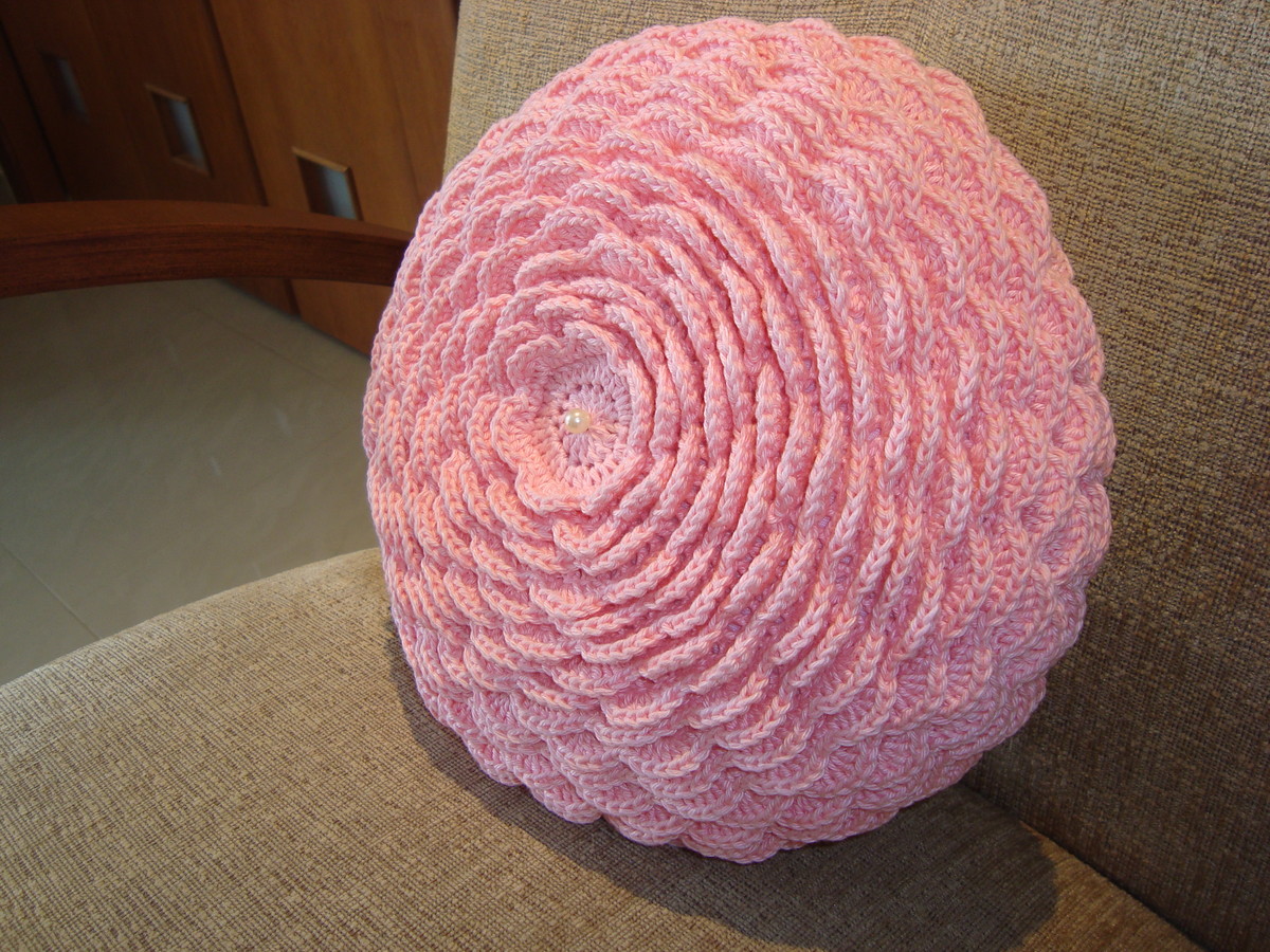 Almofada de crochê em forma de flor