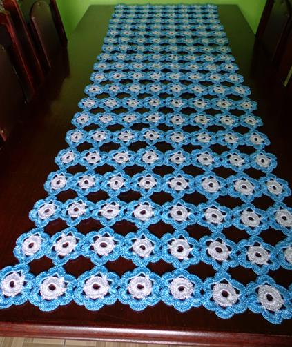 Caminho de mesa de crochê flor azul
