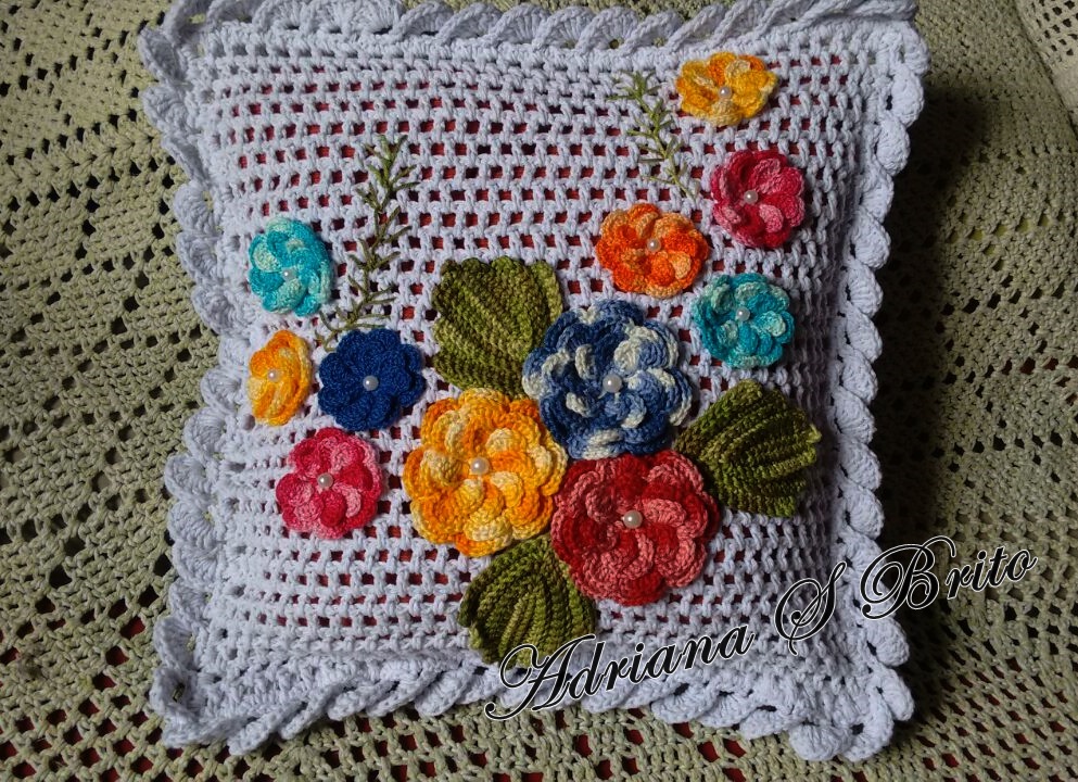 Capa de almofada de crochê com flor
