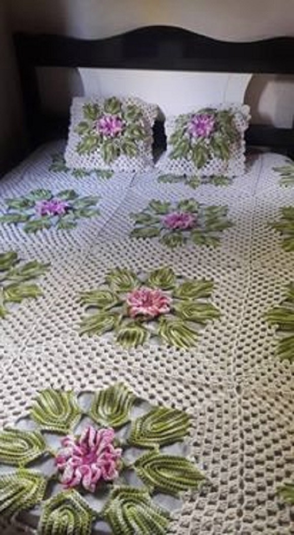 Colcha de crochê com flores e folhas