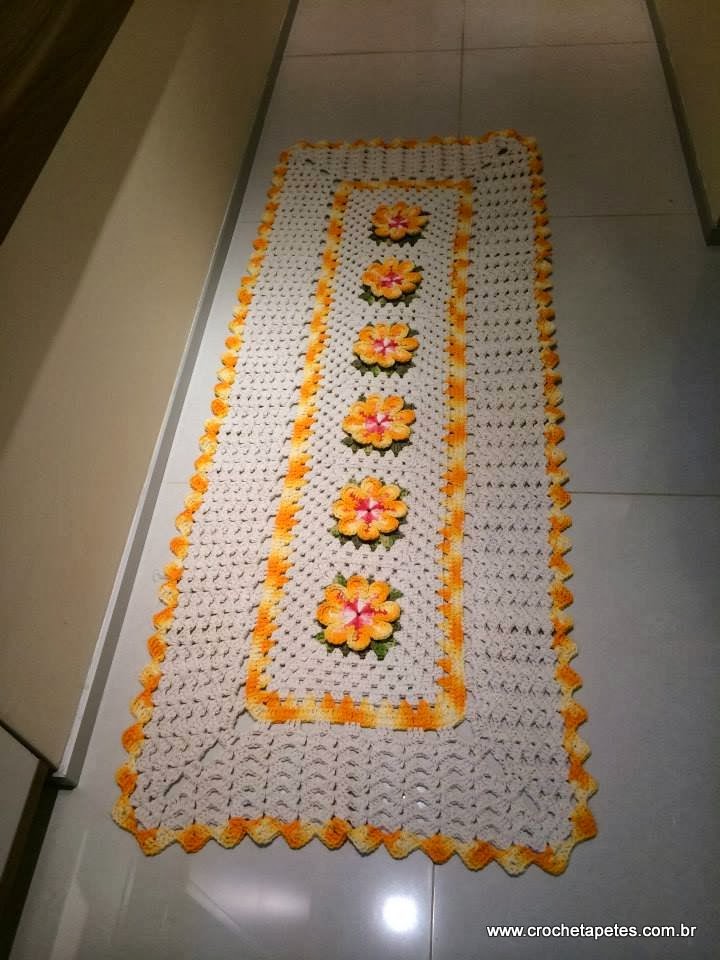 Passadeira com flores amarela de crochê