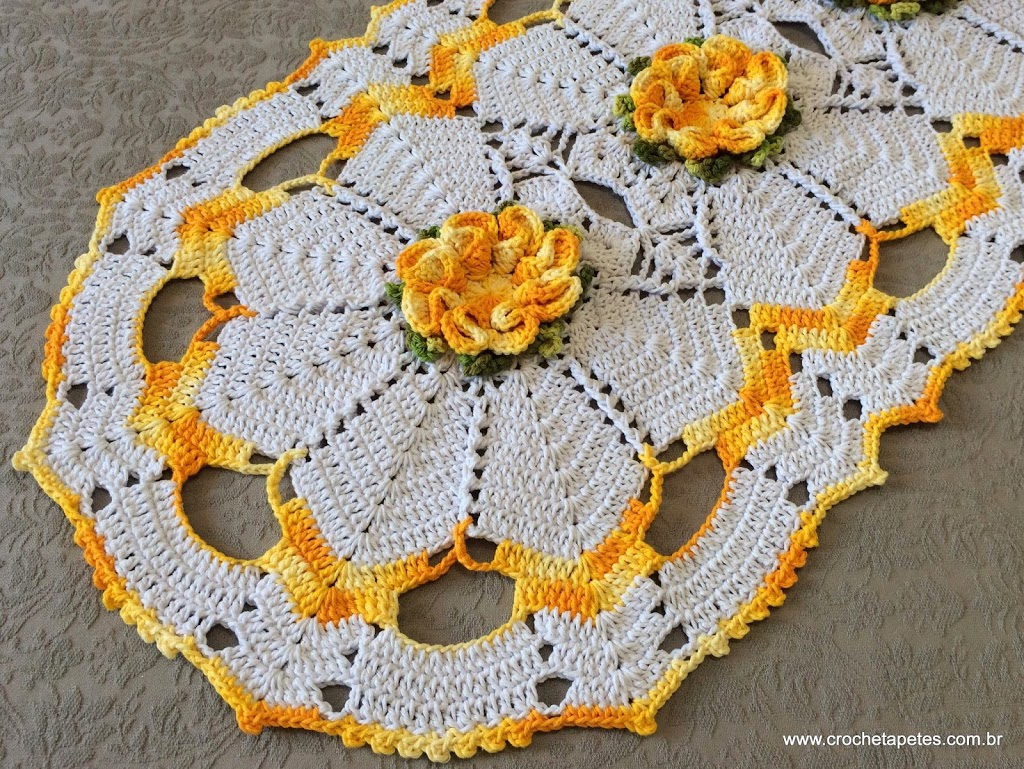 Tapete de crochê com flores amarela