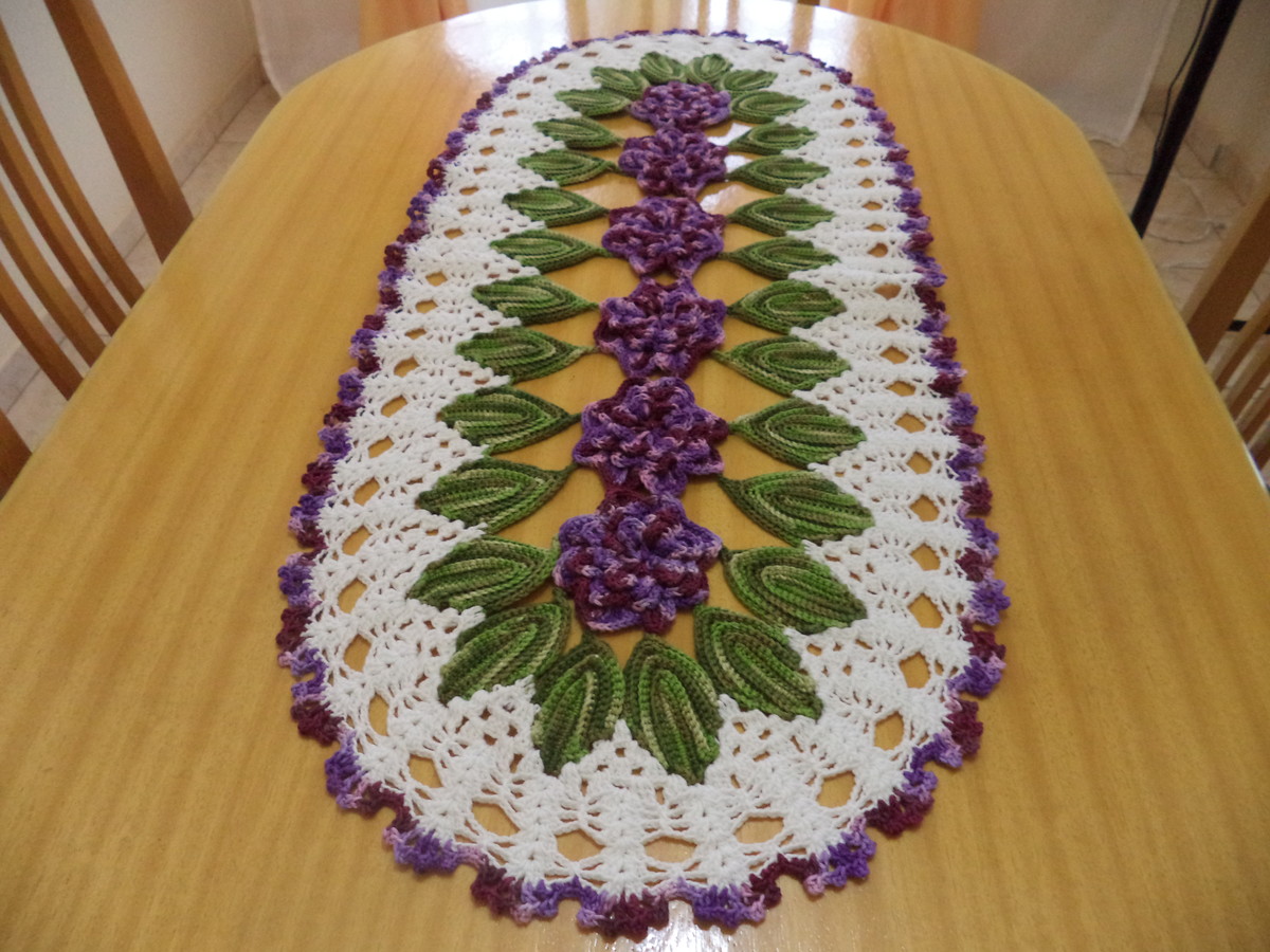 Trilho de mesa de crochê com flores e folhas