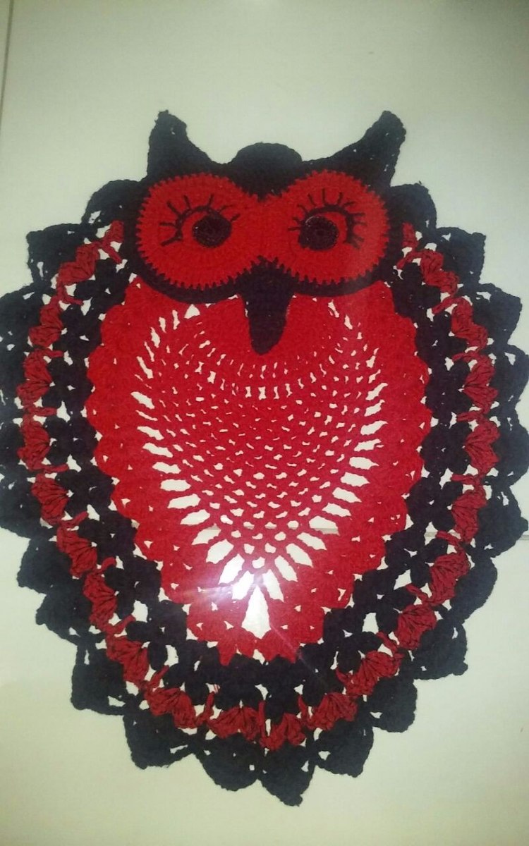 Coruja de crochê vermelho e preto