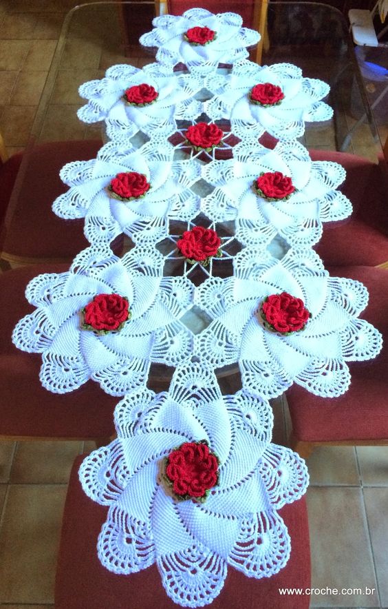 Featured image of post Caminho De Mesa De Croch Com Flor Esse caminho de mesa em barbante feito todo com flores e seu tamanho totalmente adapt vel