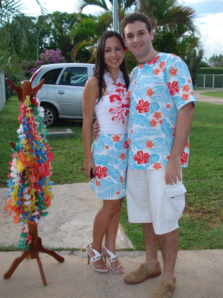 traje havaiano casal
