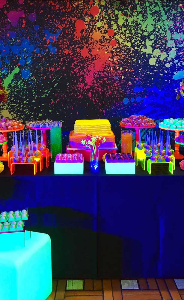 Iluminação de mesa de festa neon