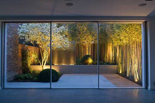 Jardim interno com iluminação forte
