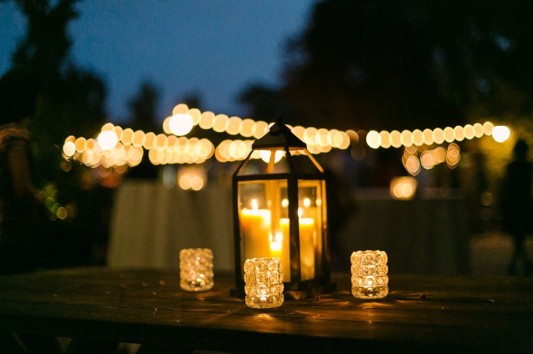 Lampiões com velas na iluminação de jardim