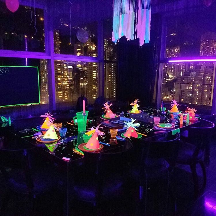 Mesa de festa infantil com decoração iluminada