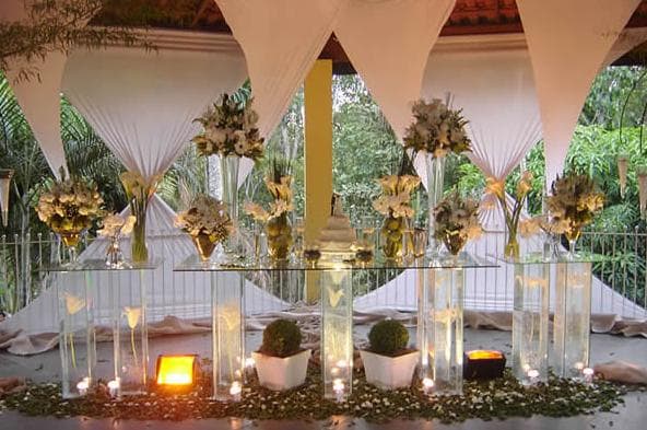 Mistura de luzes e tecidos na decoração de um casamento
